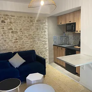 Apartment La Tour 2: Appart Neuf Au Coeur De La Petite Venise, LʼIsle-sur-la-Sorgue